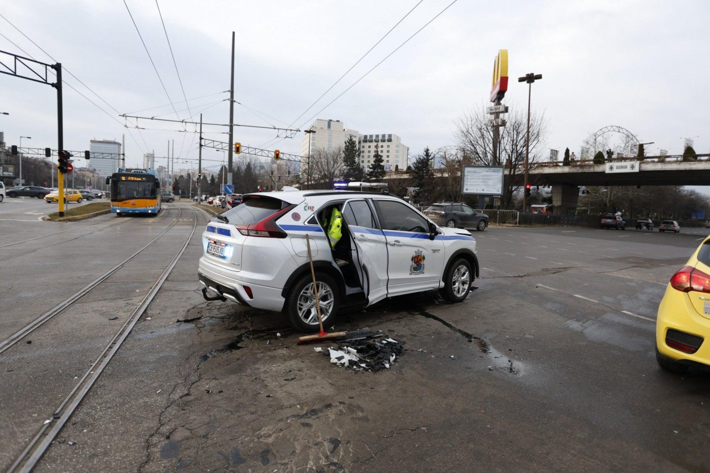 Катастрофа с джип на Столичната община блокира кръстовище до НДК (снимки/видео)