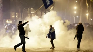 Албания на улицата и дежавюто за България – защо протестите там звучат толкова познато