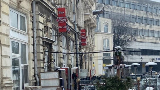 ЗАБИТИ ВИНКЕЛИ, ТАБЕЛИ НА ЗАКУСВАЛНЯ И СРУТЕНИ СКУЛПТУРНИ ФИГУРИ НА ФАСАДАТА НА ДОХОДНОТО И СКЛАДИРАНИ БОКЛУЦИ ПРЕД ГОРДОСТТА НА РУСЕ, НАЙ-КРАСИВАТА СГРАДА В БЪЛГАРИЯ, НАЦИОНАЛЕН ПАМЕТНИК НА КУЛТУРАТА