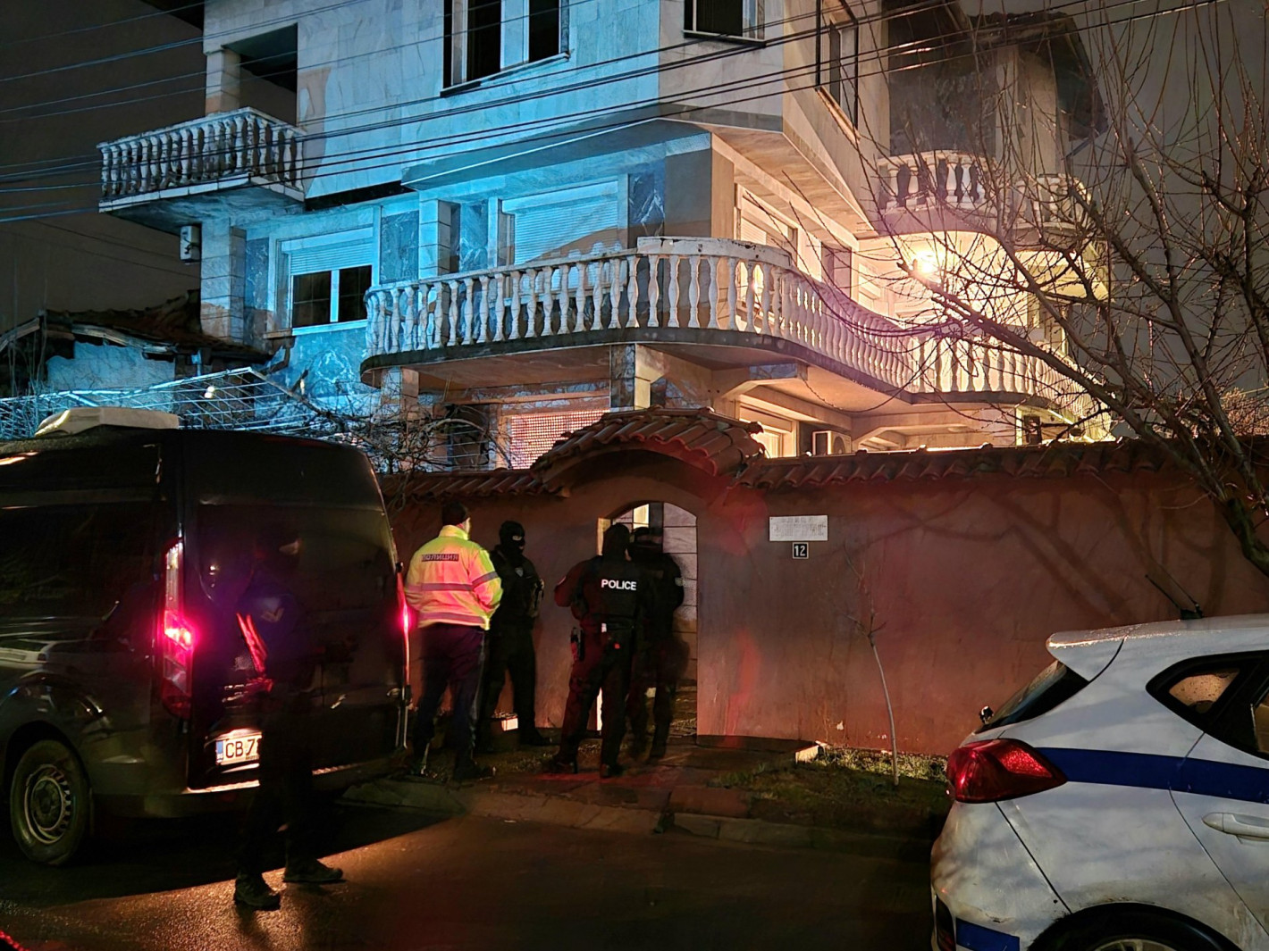 Отряд "Кобра" обсади дома на Ицо Папата в Костинброд, арестуваха го (снимки/видео)