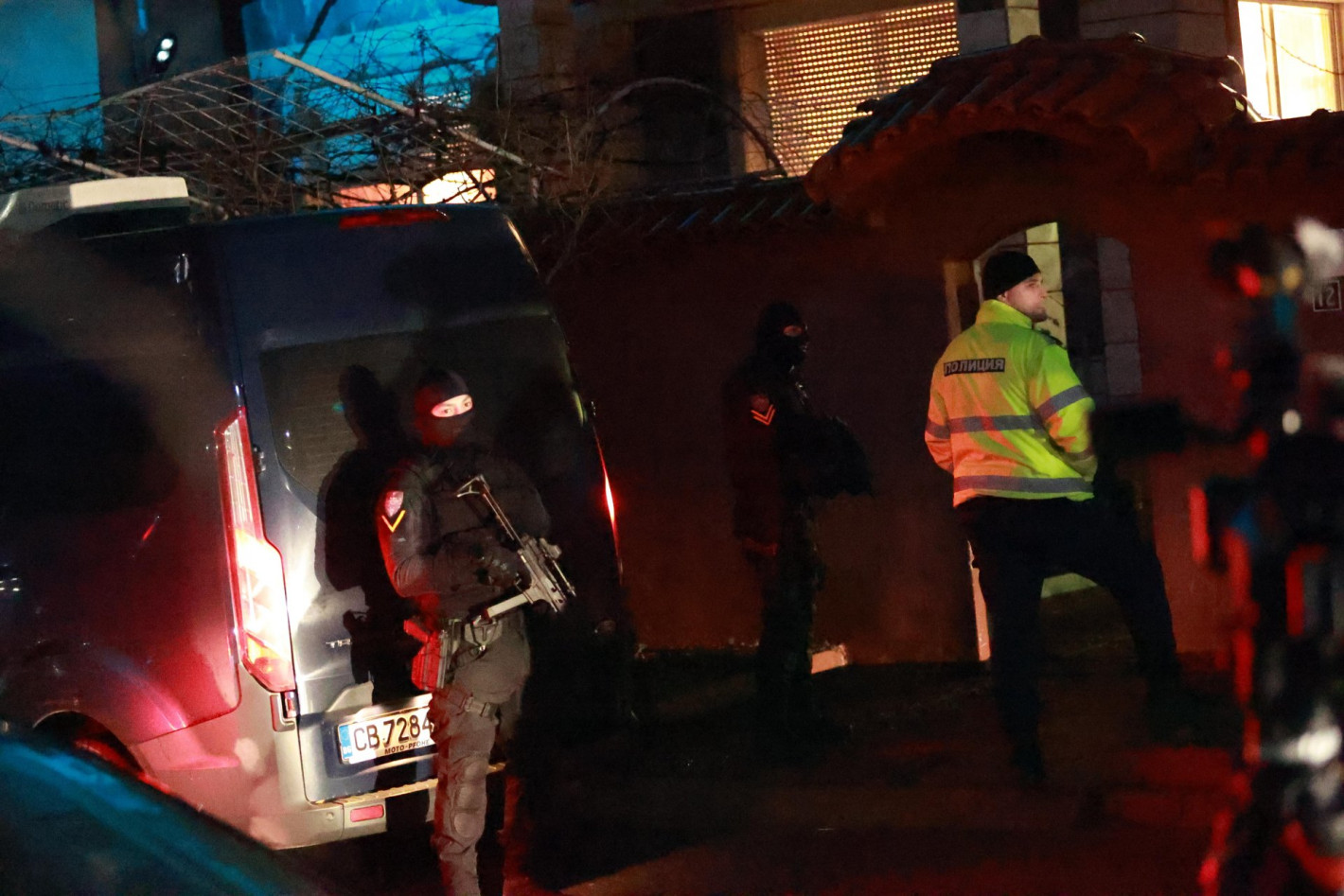Отряд "Кобра" обсади дома на Ицо Папата в Костинброд, арестуваха го (снимки/видео)
