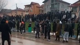 Напрежение в Буковлък: роми с палки и лопати, полицията затвори входовете и изходите ВИДЕО