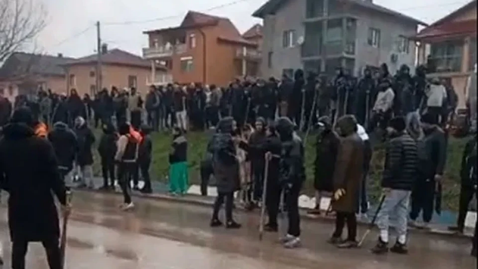 Напрежение в Буковлък: роми с палки и лопати, полицията затвори входовете и изходите ВИДЕО