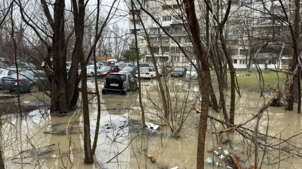 Сериозен теч на вода в София, наводнени са коли