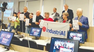 Индустрията в колапс, уволняват хиляди хора