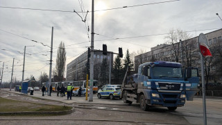 Шофьор на камион блъсна и уби слизащ от столичен трамвай мъж, след това избяга (снимки)