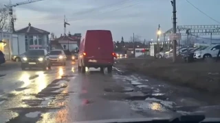Асфалтът е временен, дупките — вечни. Нека поне ги именуваме