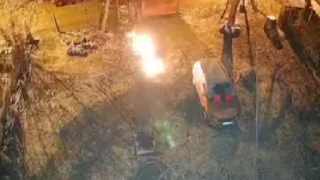 Изтекоха записи от палежа на колата на кмета на Бистрица, извършителите носят туби с бензин