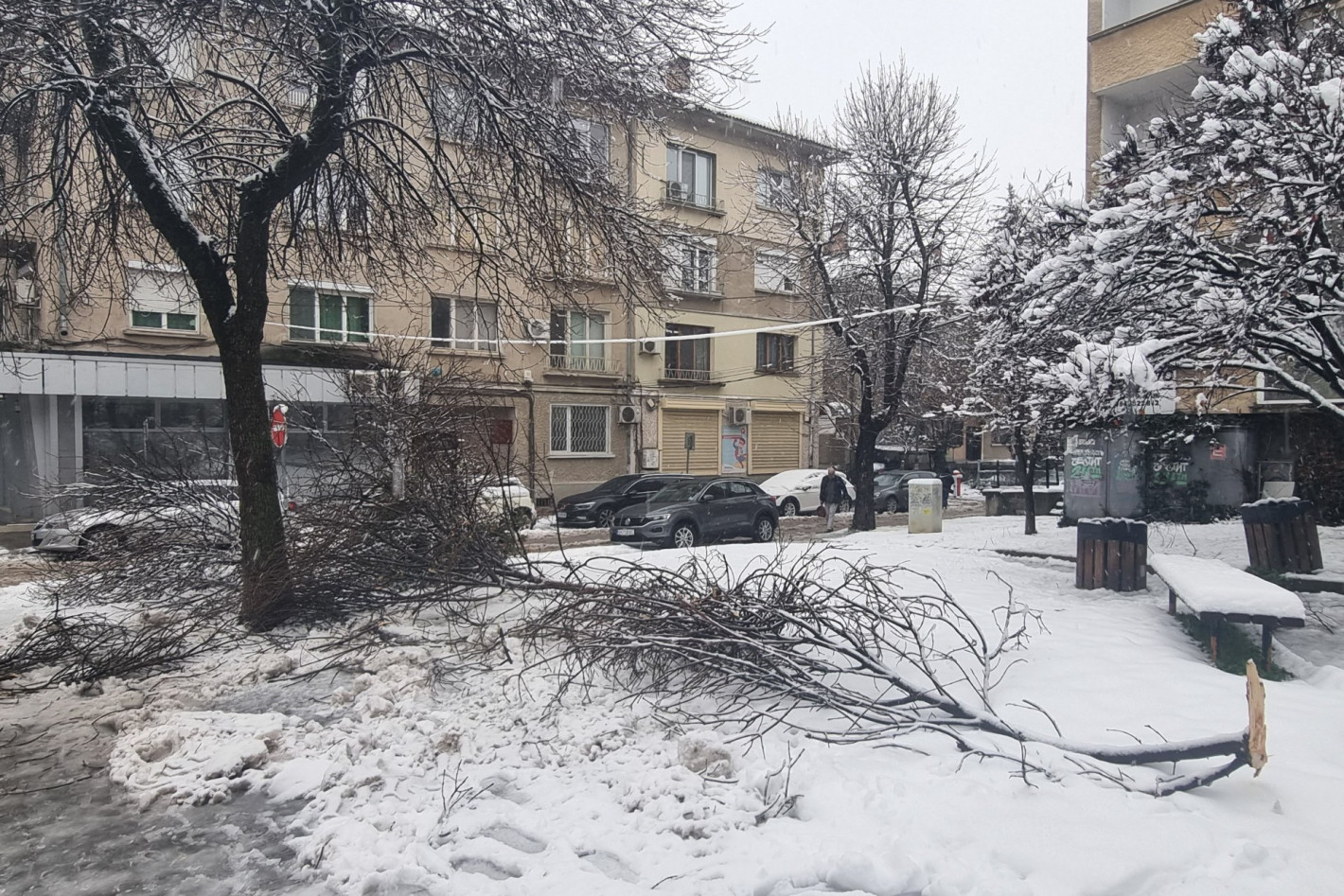 Снежен ад: Обърнати тирове, автобуси в преспите, общини на тъмно и блокирани пътища (снимки)