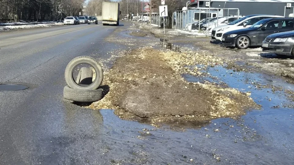 Хиляди кубици вода изтекоха, асфалт няма, но спокойно – нали има гуми!