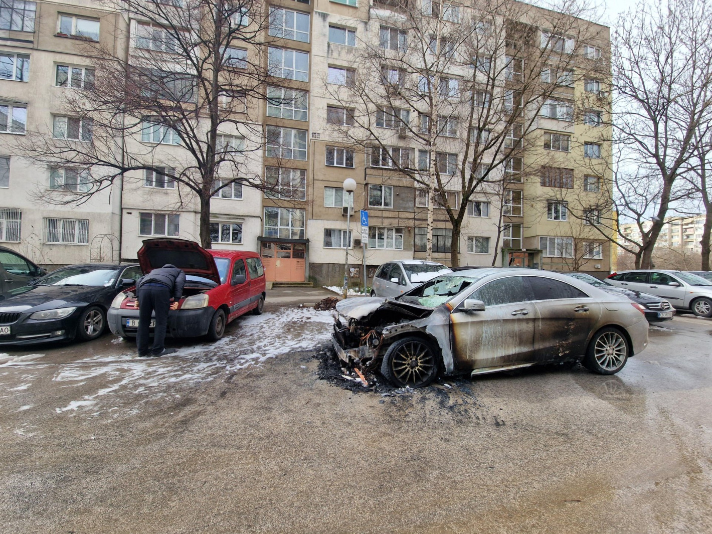 Запалиха неправилно паркирана кола в "Люлин", блокирала други за дни (снимки)