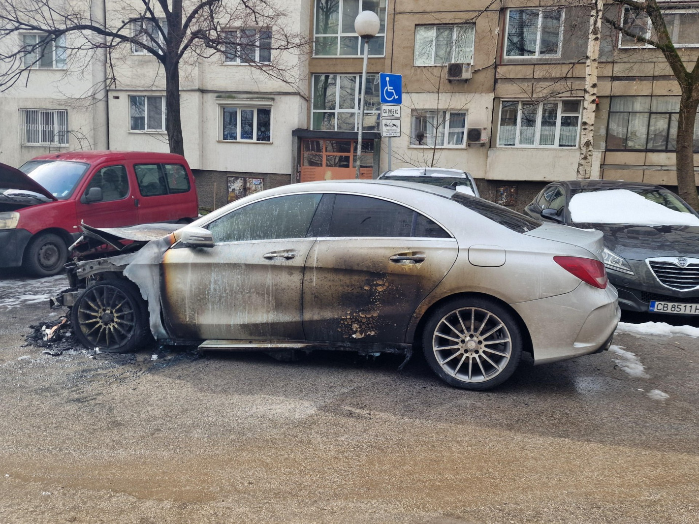Запалиха неправилно паркирана кола в "Люлин", блокирала други за дни (снимки)
