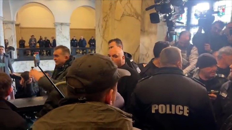 Протестиращи окупираха вратата на кабинета на главния прокурор в Съдебната палата