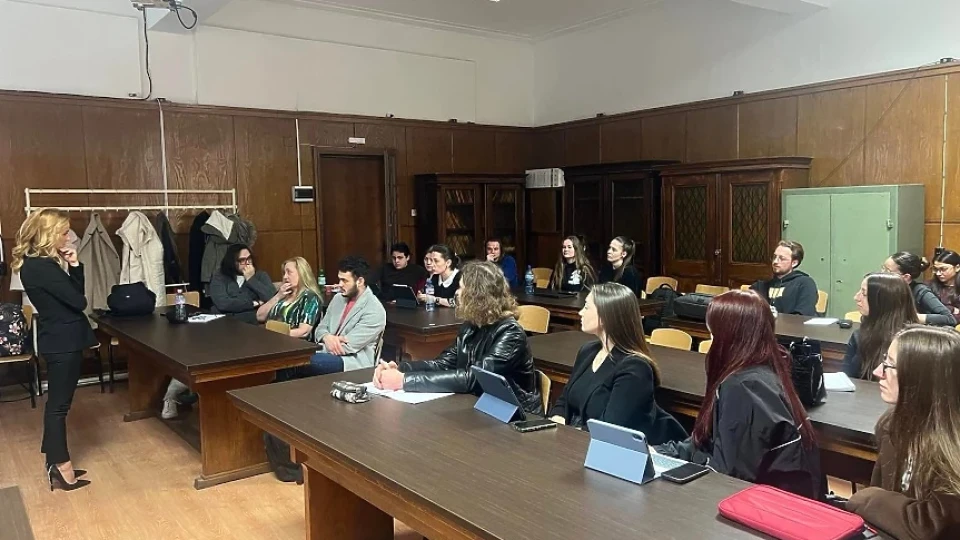 Да попитам - кога Цънцарова стана "доктор", та да може да преподава? Кога ѝ мина конкурсът за асистент или главен асистент?
