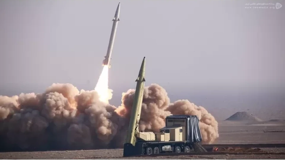 Иран започна контраатака: Изстреля десетки балистични ракети към Израел, чуват се експлозии