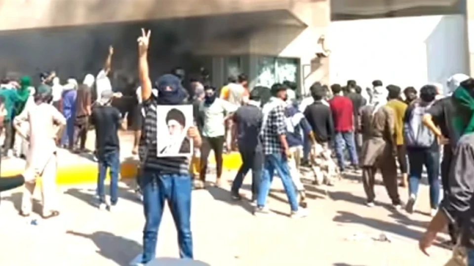 В Пакистан протестиращи подпалиха Генералното консулство на САЩ, 10 души загинаха