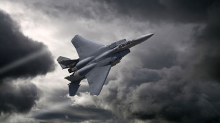 Американски F-15 Eagle се е разбил в Кувейт, пилотът е катапултирал и е жив (видео)
