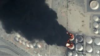 Сателитни снимки показват горящи резервоари в нефтената индустриална зона Фуджейра в ОАЕ