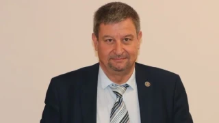 Синдикат "Образование" гневно към МОН: Учителите и директорите често се унижават от държавни и регионални експерти