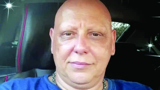 Полицай открит мъртъв с нож в сърцето