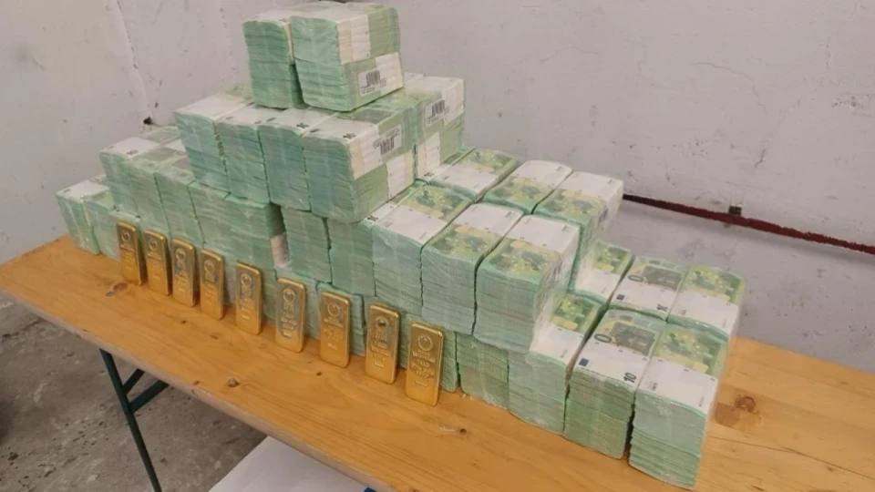 Партията на Орбан внесе законопроект за задържане на иззетите ценности на украинската "Ощадбанк"