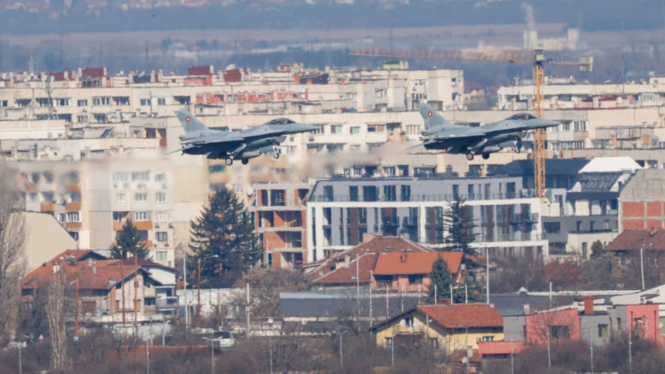Български изтребители F-16 летяха ниско над София, било учение (снимки/видео)