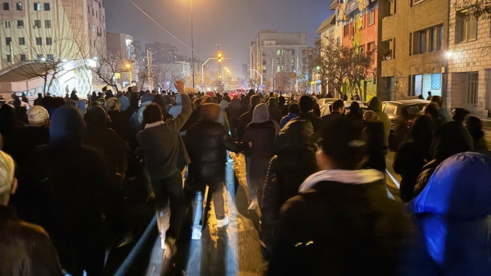 Иран предупреди протестиращите, че силите за сигурност "държат пръста си на спусъка"