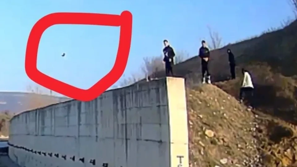 Деца обстреляха с камъни камион край Монтана ВИДЕО