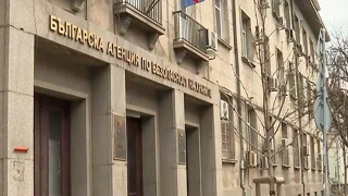 Сандвичи с плесен, стари кренвирши и палмово масло в училищата