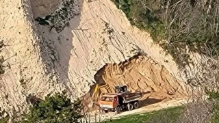 Законно ли е? Багер дълбае в основата на Мелнишките пирамиди