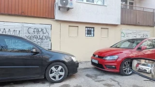 Урок по наглост: ученици паркират пред гаражи в Стрелбище, хората – заложници