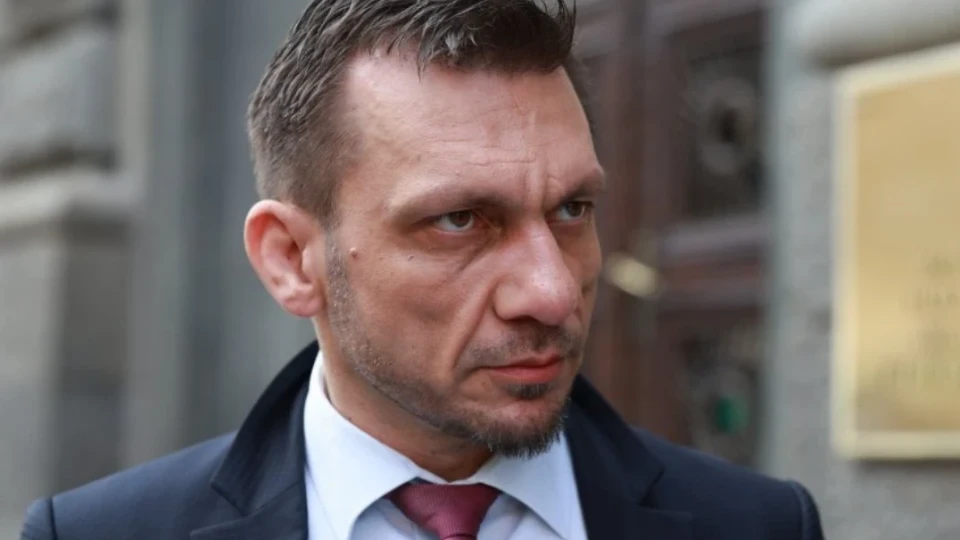 Да се извиним на читателите, че го направихме известен, а той е обвиняем за 17 престъпления