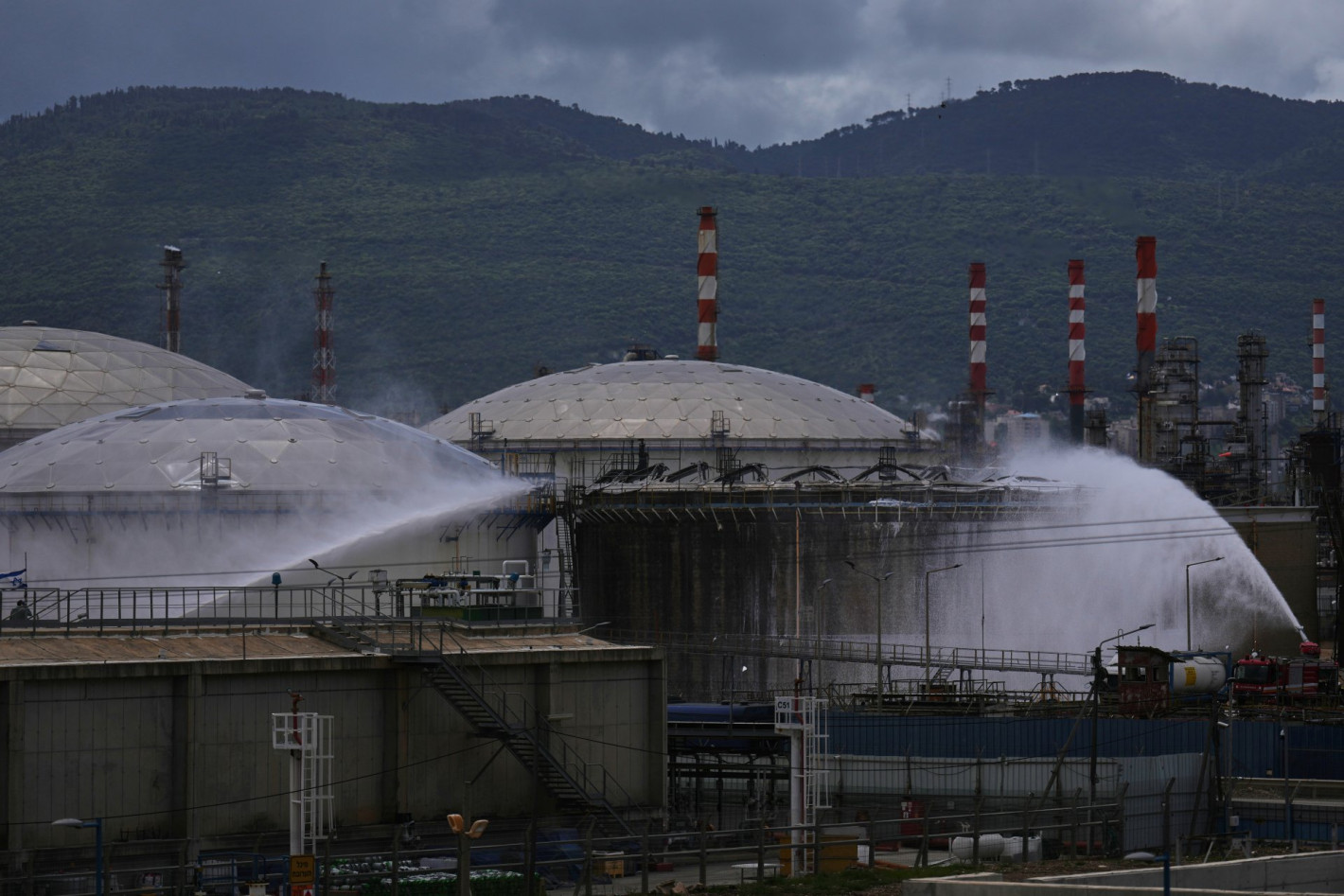 Иран удари за втори път най-голямата рафинерия в Израел (снимки/видео)