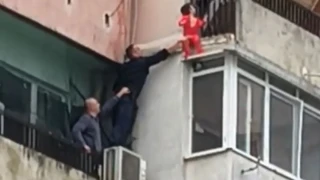 Малко дете се озова на ръба на тераса на последния етаж на блок в Ямбол