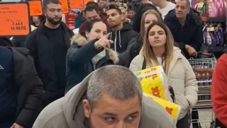 Голяма верига обяви среднощно намаление на картофи, свинско и тоалетна хартия, хиляди клиенти едва не се сбиха