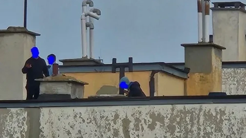 А ако стане беля: деца се гониха по покрив във Варна