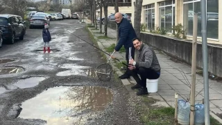 Риболов в дупките: Жители на "Овча купел" с иронична благодарност към кмета за ул. "Кукуряк"