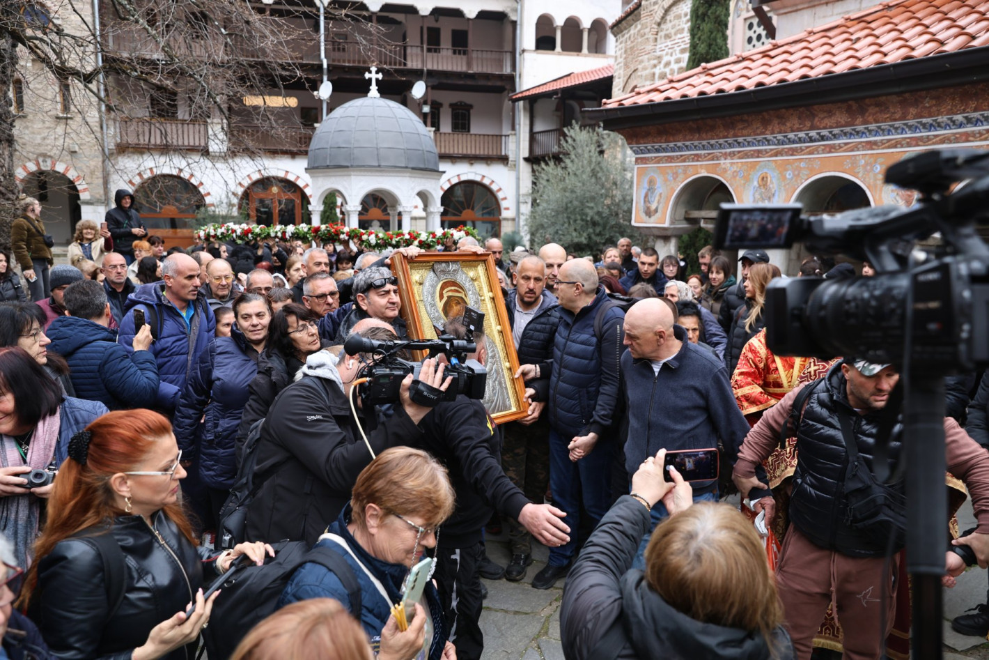 Стотици вярващи последваха чудотворната икона на Света Богородица (снимки)