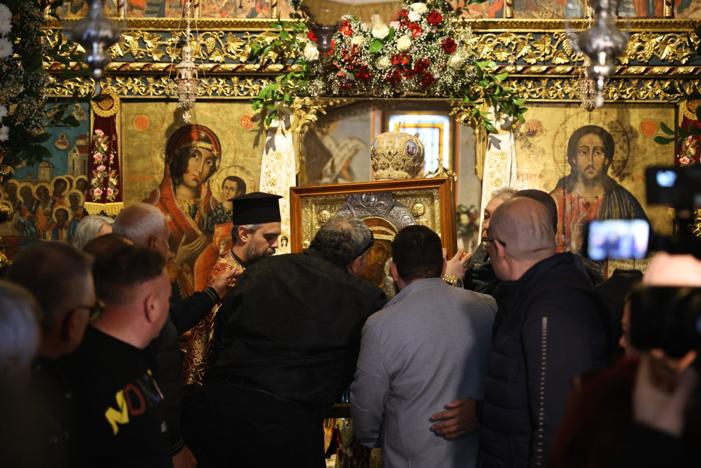Стотици вярващи последваха чудотворната икона на Света Богородица (снимки)