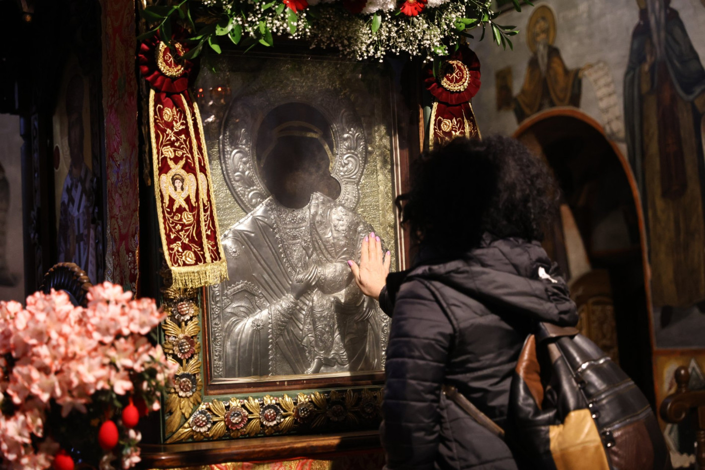 Стотици вярващи последваха чудотворната икона на Света Богородица (снимки)