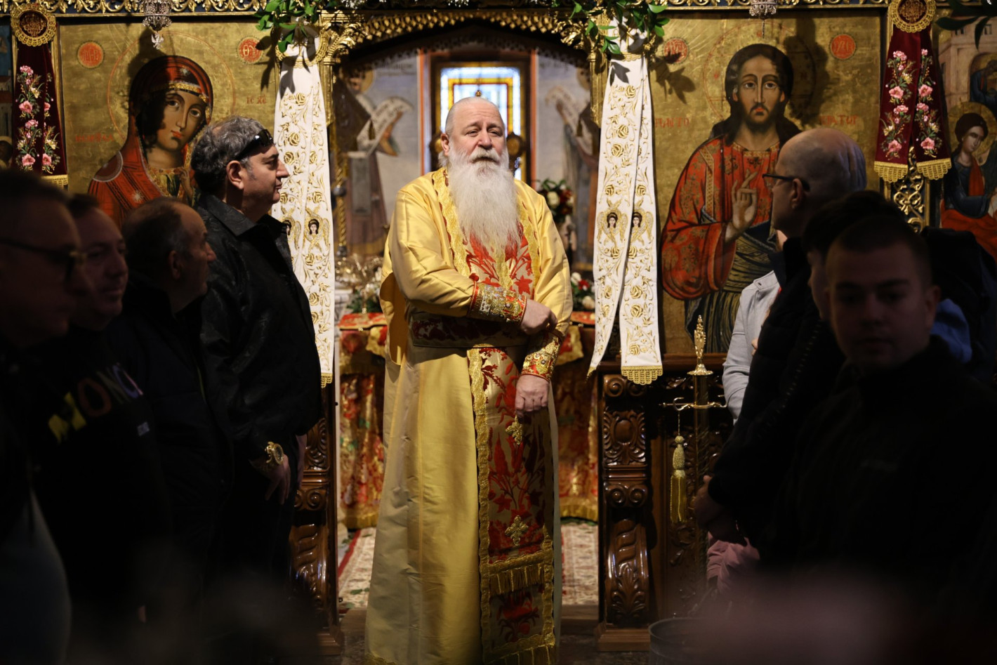 Стотици вярващи последваха чудотворната икона на Света Богородица (снимки)