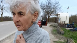 Всички подминаха леля Дора на пътя – една жена спря и спаси премръзналата жена