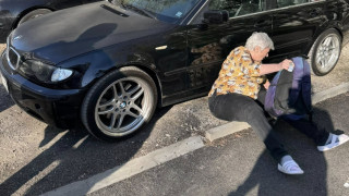 Искам да ви покажа една възрастна дама която е готова да се хвърля по автомобилите на хората, ако те не бъдат преместени когато тя пожелае