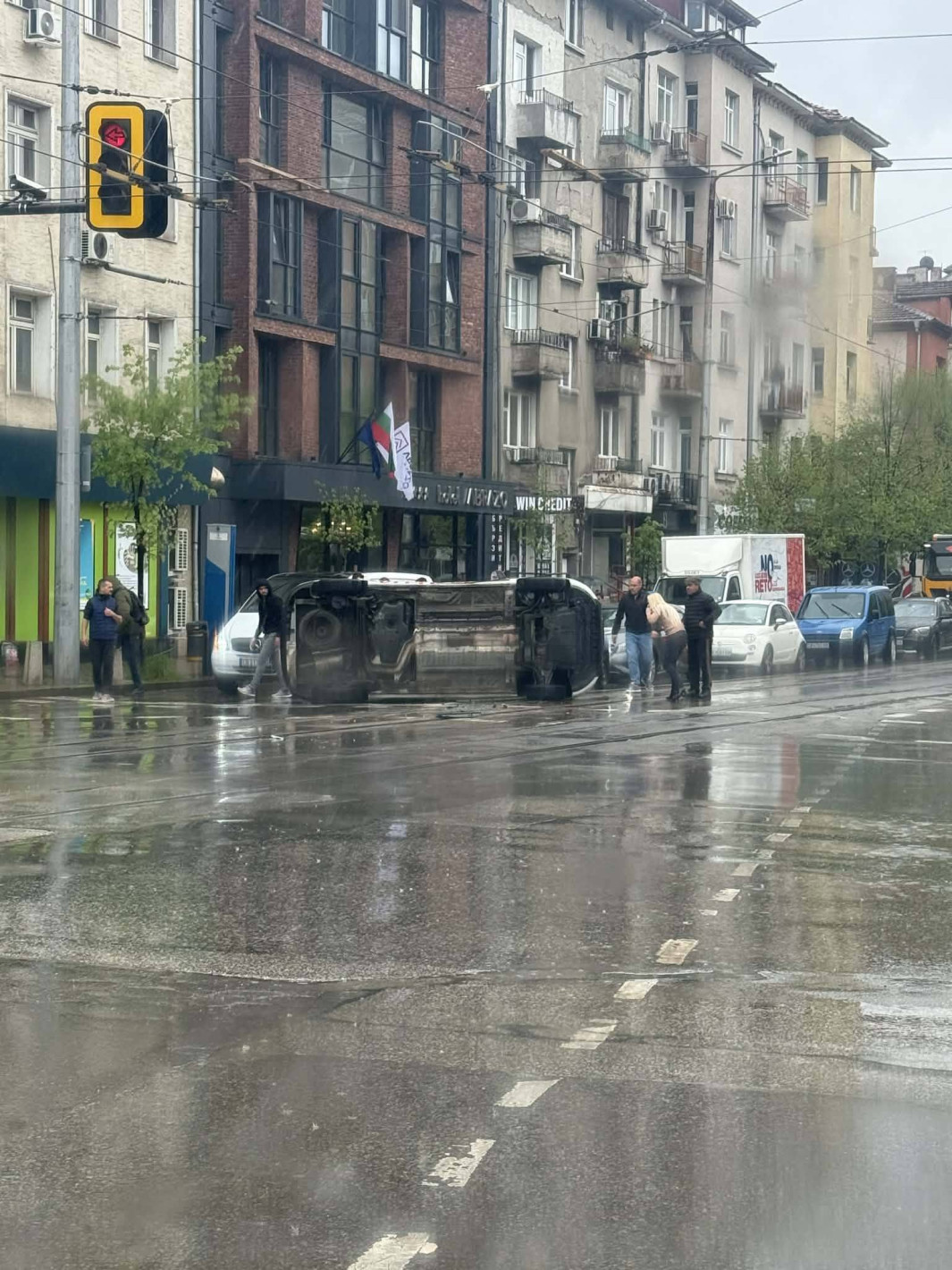 Линейка се обърна на ключово столично кръстовище (снимки/видео)