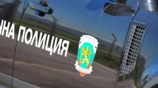 По 50 000 евро на месец от трафик на мигранти печелили арестуваните гранични полицаи от Елхово