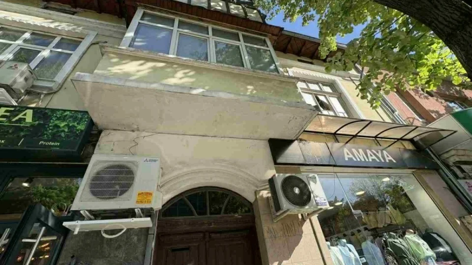 Вижте къщата, в чийто двор е погребан възрастен мъж