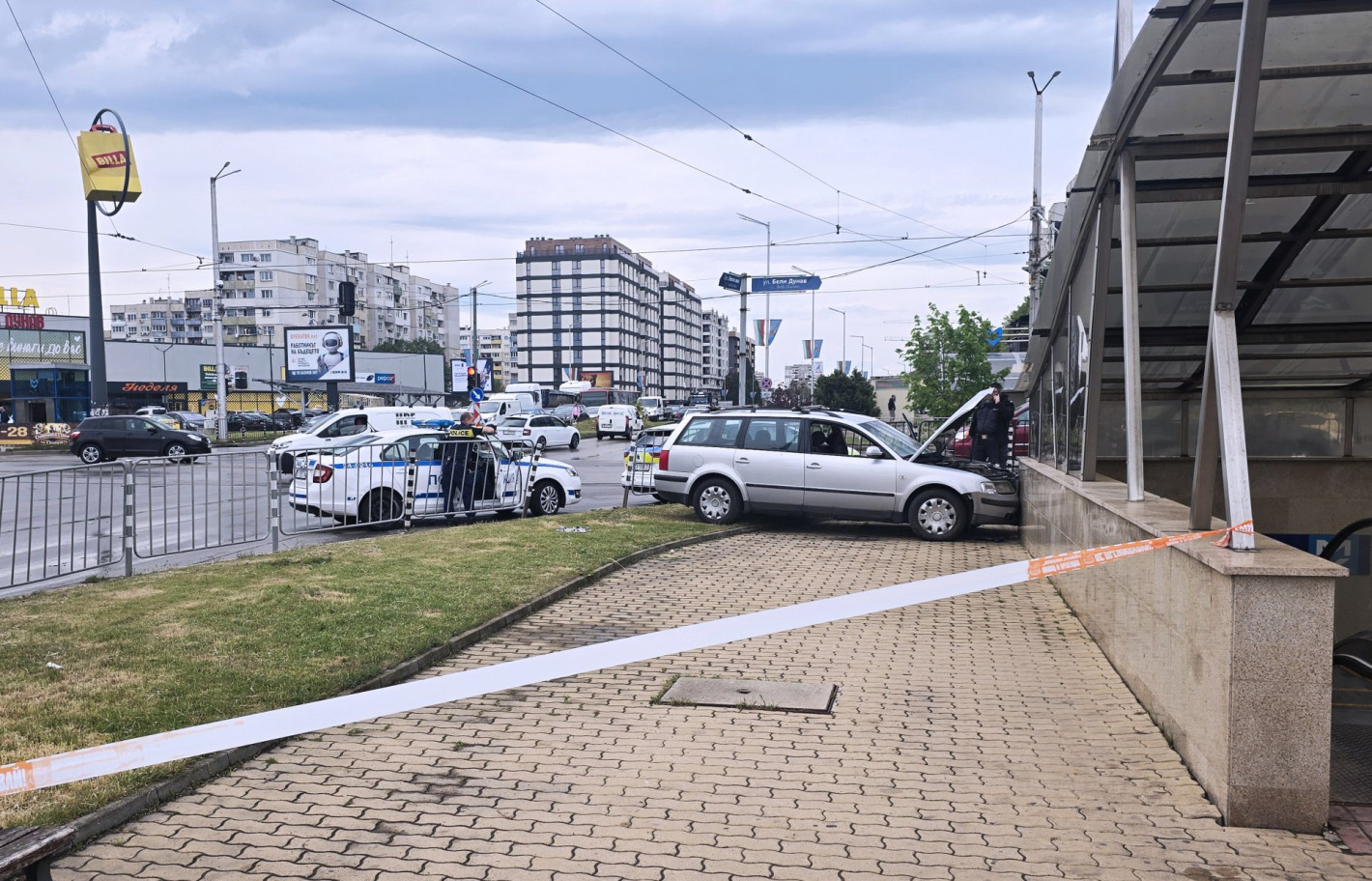 Кола се заби в метростанция в София, 68-годишният шофьор загина на място (снимки)