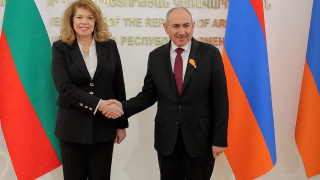 Държавният глава Илияна Йотова разговаря в Ереван с арменския президент Вахагн Хачатурян