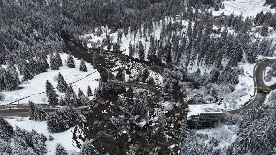 Още 100 метра от пътя край свлачището в Пампорово също е компрометиран