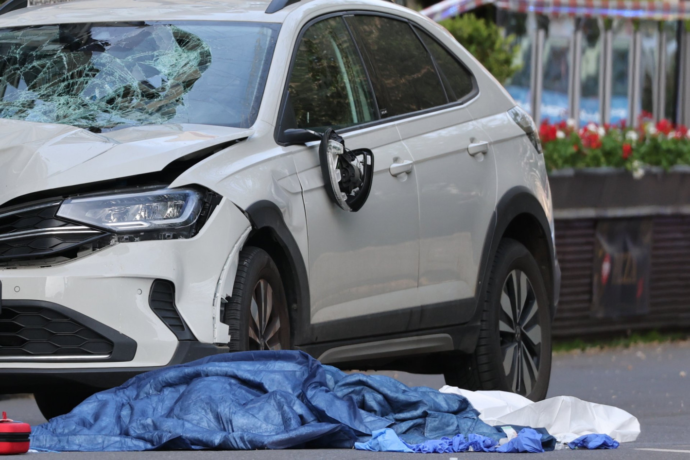 Кола се вряза в пешеходци в центъра на Лайпциг, двама загинаха, 22-ма са ранени (снимки/видео)